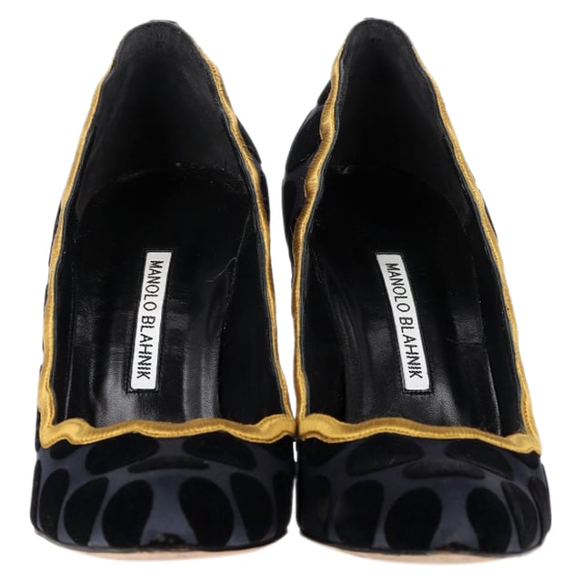 VINTAGE, RRP AS NEW
The Manolo Blahnik Polka Dot Scalloped Pumps in Navy Blue Satin are the perfect blend of playful elegance and timeless sophistication, featuring a charming polka dot pattern and delicate scalloped edges. Crafted from luxurious navy satin, these pumps offer a refined yet fun aesthetic that stands out in any wardrobe. The classic navy color adds versatility, making them easy to pair with both bold and neutral tones. Style them with a sleek shift dress or tailored trousers for a chic, fashion-forward look that captures both elegance and whimsy.

 Manolo Blahnik Polka Dot Scalloped Pumps in Navy Blue Satin

Condition: Very good
Signs of wear: Include Box., Minor markings, Lightly used but very well maintained. Minor mark at soles & creasing, light scuffing at the soles and heels.
Packaging: Box
Color: Navy blue
Material: Satin
Size: IT | 40
Measurements: Heel height: 90; Insole length: 280
SKU: NAPPUGBSH462713W
