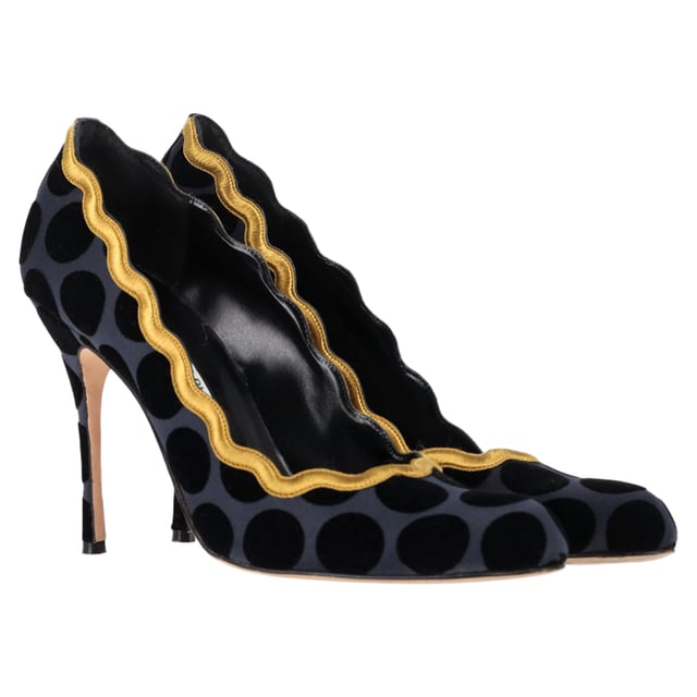 VINTAGE, RRP AS NEW
The Manolo Blahnik Polka Dot Scalloped Pumps in Navy Blue Satin are the perfect blend of playful elegance and timeless sophistication, featuring a charming polka dot pattern and delicate scalloped edges. Crafted from luxurious navy satin, these pumps offer a refined yet fun aesthetic that stands out in any wardrobe. The classic navy color adds versatility, making them easy to pair with both bold and neutral tones. Style them with a sleek shift dress or tailored trousers for a chic, fashion-forward look that captures both elegance and whimsy.

 Manolo Blahnik Polka Dot Scalloped Pumps in Navy Blue Satin

Condition: Very good
Signs of wear: Include Box., Minor markings, Lightly used but very well maintained. Minor mark at soles & creasing, light scuffing at the soles and heels.
Packaging: Box
Color: Navy blue
Material: Satin
Size: IT | 40
Measurements: Heel height: 90; Insole length: 280
SKU: NAPPUGBSH462713W