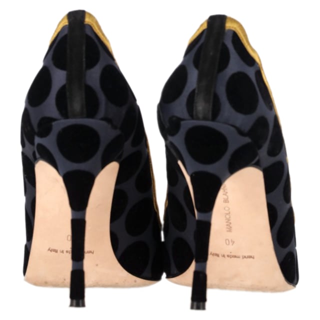 VINTAGE, RRP AS NEW
The Manolo Blahnik Polka Dot Scalloped Pumps in Navy Blue Satin are the perfect blend of playful elegance and timeless sophistication, featuring a charming polka dot pattern and delicate scalloped edges. Crafted from luxurious navy satin, these pumps offer a refined yet fun aesthetic that stands out in any wardrobe. The classic navy color adds versatility, making them easy to pair with both bold and neutral tones. Style them with a sleek shift dress or tailored trousers for a chic, fashion-forward look that captures both elegance and whimsy.

 Manolo Blahnik Polka Dot Scalloped Pumps in Navy Blue Satin

Condition: Very good
Signs of wear: Include Box., Minor markings, Lightly used but very well maintained. Minor mark at soles & creasing, light scuffing at the soles and heels.
Packaging: Box
Color: Navy blue
Material: Satin
Size: IT | 40
Measurements: Heel height: 90; Insole length: 280
SKU: NAPPUGBSH462713W