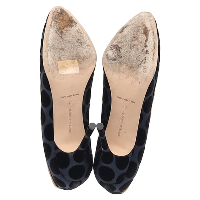 VINTAGE, RRP AS NEW
The Manolo Blahnik Polka Dot Scalloped Pumps in Navy Blue Satin are the perfect blend of playful elegance and timeless sophistication, featuring a charming polka dot pattern and delicate scalloped edges. Crafted from luxurious navy satin, these pumps offer a refined yet fun aesthetic that stands out in any wardrobe. The classic navy color adds versatility, making them easy to pair with both bold and neutral tones. Style them with a sleek shift dress or tailored trousers for a chic, fashion-forward look that captures both elegance and whimsy.

 Manolo Blahnik Polka Dot Scalloped Pumps in Navy Blue Satin

Condition: Very good
Signs of wear: Include Box., Minor markings, Lightly used but very well maintained. Minor mark at soles & creasing, light scuffing at the soles and heels.
Packaging: Box
Color: Navy blue
Material: Satin
Size: IT | 40
Measurements: Heel height: 90; Insole length: 280
SKU: NAPPUGBSH462713W