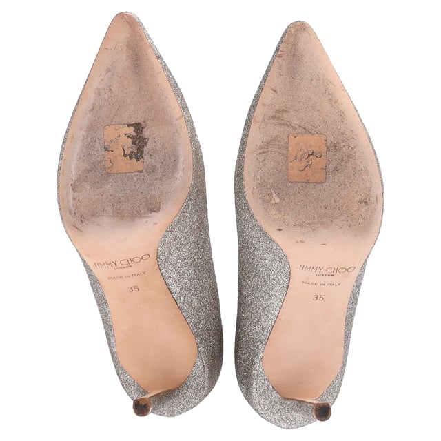 VINTAGE, RRP AS NEW
Step into elegance and sparkle with the Jimmy Choo Romy Pumps in silver glitter. These stunning heels feature a shimmering silver-tone glitter design that catches the light with every step. The 85mm stiletto heel offers just the right amount of height, while the pointed toe enhances the sleek, sophisticated silhouette. Finished with a branded leather insole and leather sole, these pumps are a perfect blend of comfort and luxury.

 Includes Box

Jimmy Choo Romy Pumps in Silver Glitter
Condition: very good
Signs of wear: Include Box., No visible sign of wear. No Mark at insole., Used but well maintained. Moderate creasing and marks at surface, wear at soles or replaced soles.
Packaging: Box
Color: silver
Material: Glitter | glitter
Size: EU | 35
Measurements: Heel height: 80; Insole length: 230
SKU: TONPUDESH462815W