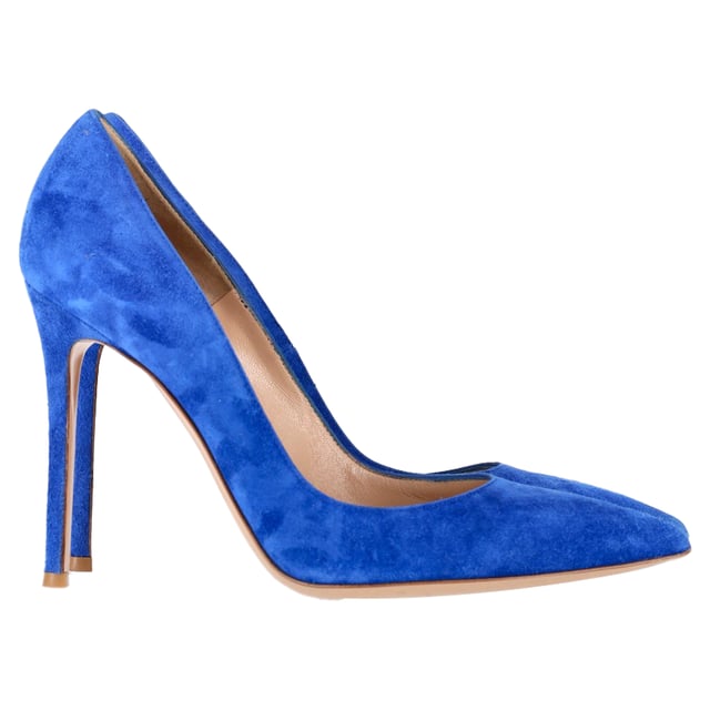 VINTAGE, RRP AS NEW
Step into sophistication and make a statement with the Gianvito Rossi Pointed Toe Pumps in luxurious blue suede. These stunning pumps offer the perfect blend of elegance and edge with their pointed toe and smooth, velvety texture. Whether you're dressing for a night out, a special event, or simply want to add a pop of color to your look, these heels are the ideal choice to complete your ensemble with a touch of refinement and flair.


with box

Gianvito Rossi Pointed Toe Pumps in Blue Suede 
Condition: Very good
Signs of wear: Include Box., Minor markings, Lightly used but very well maintained. Minor mark at soles & creasing, light scuffing at the soles and heels.
Packaging: Box
Color: Blue | blue
Material: Suede | suede
Size: EU | 39
Measurements: Heel height: 110; Insole length: 260
SKU: NAPPUGBSH462848M