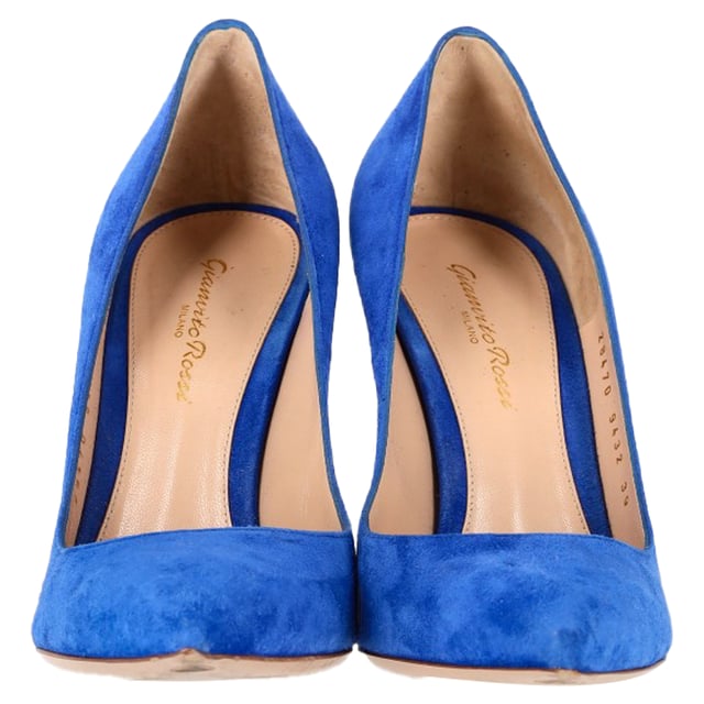 VINTAGE, RRP AS NEW
Step into sophistication and make a statement with the Gianvito Rossi Pointed Toe Pumps in luxurious blue suede. These stunning pumps offer the perfect blend of elegance and edge with their pointed toe and smooth, velvety texture. Whether you're dressing for a night out, a special event, or simply want to add a pop of color to your look, these heels are the ideal choice to complete your ensemble with a touch of refinement and flair.


with box

Gianvito Rossi Pointed Toe Pumps in Blue Suede 
Condition: Very good
Signs of wear: Include Box., Minor markings, Lightly used but very well maintained. Minor mark at soles & creasing, light scuffing at the soles and heels.
Packaging: Box
Color: Blue | blue
Material: Suede | suede
Size: EU | 39
Measurements: Heel height: 110; Insole length: 260
SKU: NAPPUGBSH462848M