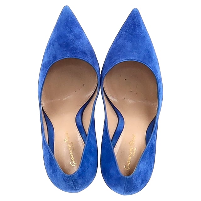 VINTAGE, RRP AS NEW
Step into sophistication and make a statement with the Gianvito Rossi Pointed Toe Pumps in luxurious blue suede. These stunning pumps offer the perfect blend of elegance and edge with their pointed toe and smooth, velvety texture. Whether you're dressing for a night out, a special event, or simply want to add a pop of color to your look, these heels are the ideal choice to complete your ensemble with a touch of refinement and flair.


with box

Gianvito Rossi Pointed Toe Pumps in Blue Suede 
Condition: Very good
Signs of wear: Include Box., Minor markings, Lightly used but very well maintained. Minor mark at soles & creasing, light scuffing at the soles and heels.
Packaging: Box
Color: Blue | blue
Material: Suede | suede
Size: EU | 39
Measurements: Heel height: 110; Insole length: 260
SKU: NAPPUGBSH462848M