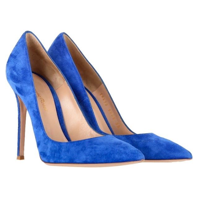 VINTAGE, RRP AS NEW
Step into sophistication and make a statement with the Gianvito Rossi Pointed Toe Pumps in luxurious blue suede. These stunning pumps offer the perfect blend of elegance and edge with their pointed toe and smooth, velvety texture. Whether you're dressing for a night out, a special event, or simply want to add a pop of color to your look, these heels are the ideal choice to complete your ensemble with a touch of refinement and flair.


with box

Gianvito Rossi Pointed Toe Pumps in Blue Suede 
Condition: Very good
Signs of wear: Include Box., Minor markings, Lightly used but very well maintained. Minor mark at soles & creasing, light scuffing at the soles and heels.
Packaging: Box
Color: Blue | blue
Material: Suede | suede
Size: EU | 39
Measurements: Heel height: 110; Insole length: 260
SKU: NAPPUGBSH462848M
