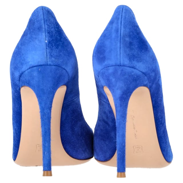 VINTAGE, RRP AS NEW
Step into sophistication and make a statement with the Gianvito Rossi Pointed Toe Pumps in luxurious blue suede. These stunning pumps offer the perfect blend of elegance and edge with their pointed toe and smooth, velvety texture. Whether you're dressing for a night out, a special event, or simply want to add a pop of color to your look, these heels are the ideal choice to complete your ensemble with a touch of refinement and flair.


with box

Gianvito Rossi Pointed Toe Pumps in Blue Suede 
Condition: Very good
Signs of wear: Include Box., Minor markings, Lightly used but very well maintained. Minor mark at soles & creasing, light scuffing at the soles and heels.
Packaging: Box
Color: Blue | blue
Material: Suede | suede
Size: EU | 39
Measurements: Heel height: 110; Insole length: 260
SKU: NAPPUGBSH462848M