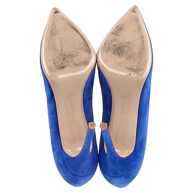 VINTAGE, RRP AS NEW
Step into sophistication and make a statement with the Gianvito Rossi Pointed Toe Pumps in luxurious blue suede. These stunning pumps offer the perfect blend of elegance and edge with their pointed toe and smooth, velvety texture. Whether you're dressing for a night out, a special event, or simply want to add a pop of color to your look, these heels are the ideal choice to complete your ensemble with a touch of refinement and flair.


with box

Gianvito Rossi Pointed Toe Pumps in Blue Suede 
Condition: Very good
Signs of wear: Include Box., Minor markings, Lightly used but very well maintained. Minor mark at soles & creasing, light scuffing at the soles and heels.
Packaging: Box
Color: Blue | blue
Material: Suede | suede
Size: EU | 39
Measurements: Heel height: 110; Insole length: 260
SKU: NAPPUGBSH462848M