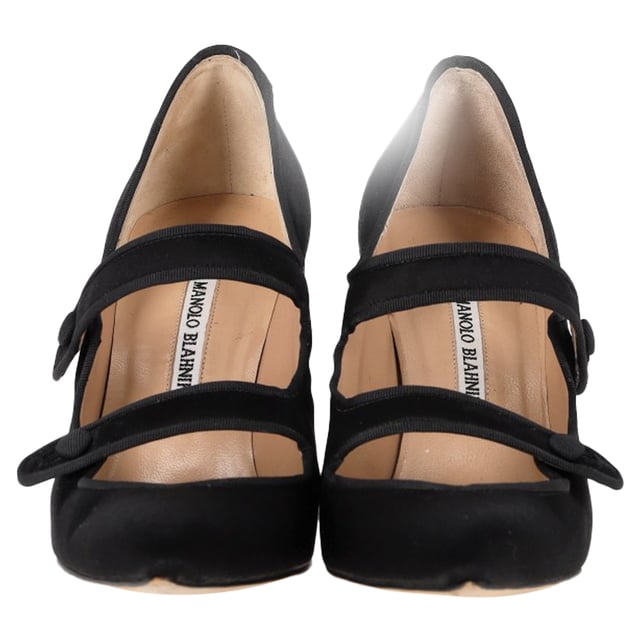 VINTAGE, RRP AS NEW
 The Manolo Blahnik Double Strap Mary Jane Pumps in Black Satin are a perfect blend of classic elegance and modern sophistication, featuring two chic straps for added style and support. Crafted from luxurious black satin, these pumps offer a timeless silhouette that effortlessly elevates any ensemble. The sleek, feminine design pairs beautifully with both formal and casual looks, making them a versatile addition to your wardrobe. Style them with a tailored dress or wide-leg trousers to achieve an effortlessly polished and graceful look.

Manolo Blahnik Double Strap Mary Jane Pumps in Black Satin

Condition: Very good
Signs of wear: Minor signs of wear
Packaging: Box
Color: Black
Material: Satin
Size: IT | 39
Measurements: Heel height: 110; Insole length: 260
SKU: NAPPUGBSH462844W