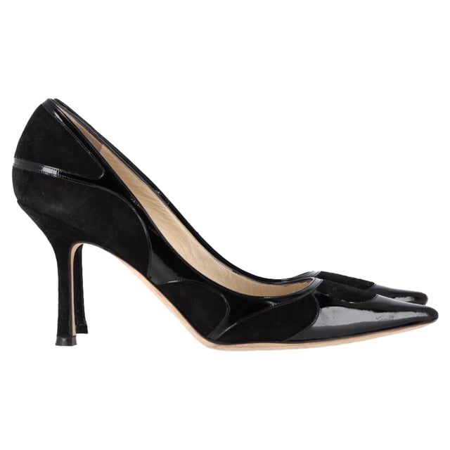 VINTAGE, RRP AS NEW
Elevate your wardrobe with the Jimmy Choo Suede Trimmed Pointed Toe Pumps in black patent leather. These pumps combine sleek patent leather with a refined suede trim, exuding timeless elegance and modern sophistication. The sturdy heels and durable soles ensure comfort throughout your busy day or night, making them the perfect choice for both work and play. Whether you're dressing for an elegant dinner or a day at the office, these pumps will effortlessly enhance your style.


Includes box

Jimmy Choo Suede Trimmed Pointed Toe Pumps in Black Patent Leather 
Condition: Very good
Signs of wear: Include Box., No visible sign of wear. No Mark at insole., Lightly used but very well maintained. Minor mark at soles & creasing, light scuffing at the soles and heels.
Packaging: Box
Color: black
Material: Leather | patent leather
Size: EU | 38.5
Measurements: Heel height: 90; Insole length: 270
SKU: NAPPUGBSH462853W