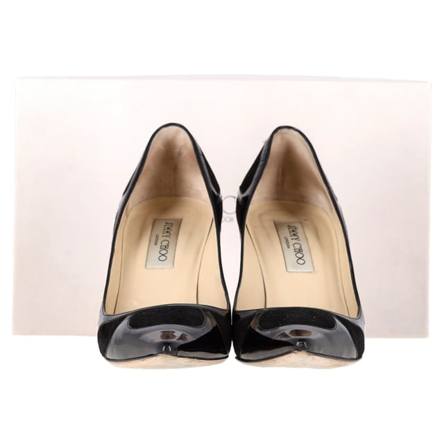 VINTAGE, RRP AS NEW
Elevate your wardrobe with the Jimmy Choo Suede Trimmed Pointed Toe Pumps in black patent leather. These pumps combine sleek patent leather with a refined suede trim, exuding timeless elegance and modern sophistication. The sturdy heels and durable soles ensure comfort throughout your busy day or night, making them the perfect choice for both work and play. Whether you're dressing for an elegant dinner or a day at the office, these pumps will effortlessly enhance your style.


Includes box

Jimmy Choo Suede Trimmed Pointed Toe Pumps in Black Patent Leather 
Condition: Very good
Signs of wear: Include Box., No visible sign of wear. No Mark at insole., Lightly used but very well maintained. Minor mark at soles & creasing, light scuffing at the soles and heels.
Packaging: Box
Color: black
Material: Leather | patent leather
Size: EU | 38.5
Measurements: Heel height: 90; Insole length: 270
SKU: NAPPUGBSH462853W