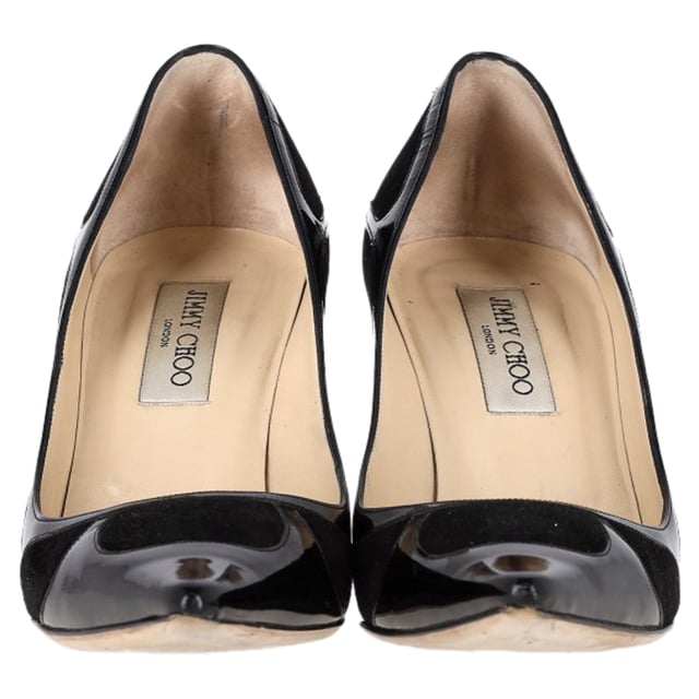 VINTAGE, RRP AS NEW
Elevate your wardrobe with the Jimmy Choo Suede Trimmed Pointed Toe Pumps in black patent leather. These pumps combine sleek patent leather with a refined suede trim, exuding timeless elegance and modern sophistication. The sturdy heels and durable soles ensure comfort throughout your busy day or night, making them the perfect choice for both work and play. Whether you're dressing for an elegant dinner or a day at the office, these pumps will effortlessly enhance your style.


Includes box

Jimmy Choo Suede Trimmed Pointed Toe Pumps in Black Patent Leather 
Condition: Very good
Signs of wear: Include Box., No visible sign of wear. No Mark at insole., Lightly used but very well maintained. Minor mark at soles & creasing, light scuffing at the soles and heels.
Packaging: Box
Color: black
Material: Leather | patent leather
Size: EU | 38.5
Measurements: Heel height: 90; Insole length: 270
SKU: NAPPUGBSH462853W