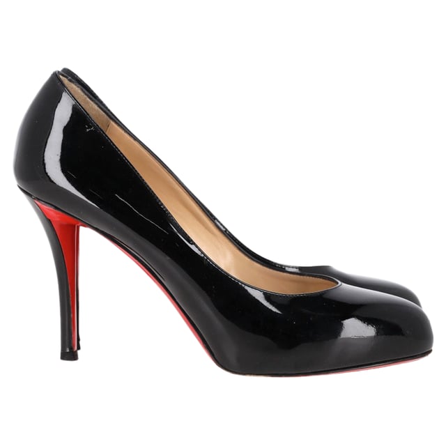 VINTAGE, UVP WIE NEU  
Treten Sie ein in eine mutige Eleganz mit den Christian Louboutin Dolly Pumps, einer gewagten Neuinterpretation des ikonischen Dolly Me Mules. Gefertigt aus glänzendem schwarzem Lackleder, verfügen diese Pumps über eine breite, mandelförmige Zehenbox und sitzen auf einem 85mm Stiletto-Absatz, der die perfekte Balance zwischen Höhe und Komfort bietet. Inspiriert von der glamourösen Dolly Parton strahlen diese Schuhe einen retro Charme mit modernem Twist aus. Wie bei allen Designs von Louboutin sind sie mit einem typischen Hauch von gewagtem Rot unter der Sohle versehen, sodass jeder Schritt, den Sie machen, ein Statement setzt.

Christian Louboutin Dolly Pumps  
Zustand: Sehr gut  
Abnutzungserscheinungen: Leichte Markierungen, leicht getragen, aber sehr gut gepflegt. Kleine Stellen an den Sohlen & Falten, leichte Abschürfungen an den Sohlen und Absätzen.  
Verpackung: Keine  
Farbe: schwarz  
Material: Leder | Lackleder  
Größe: EU | 39  
Maßangaben: Absatzhöhe: 95; Innensohlenlänge: 250  
SKU: NAPPUGBSH461962W