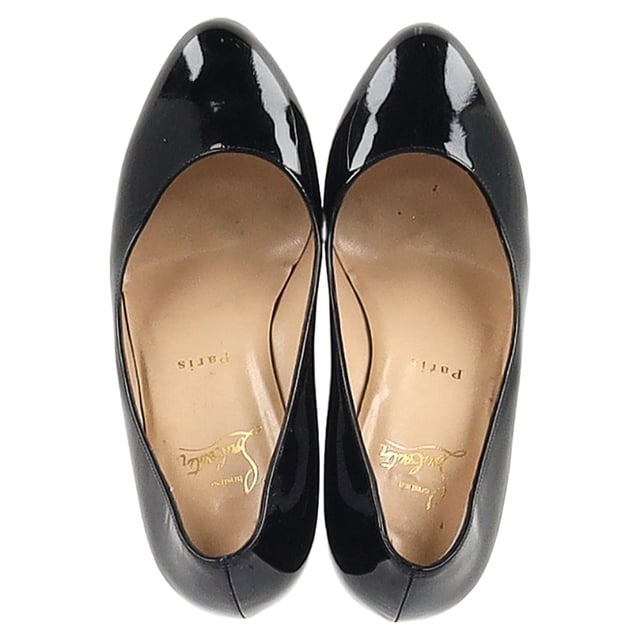 VINTAGE, UVP WIE NEU  
Treten Sie ein in eine mutige Eleganz mit den Christian Louboutin Dolly Pumps, einer gewagten Neuinterpretation des ikonischen Dolly Me Mules. Gefertigt aus glänzendem schwarzem Lackleder, verfügen diese Pumps über eine breite, mandelförmige Zehenbox und sitzen auf einem 85mm Stiletto-Absatz, der die perfekte Balance zwischen Höhe und Komfort bietet. Inspiriert von der glamourösen Dolly Parton strahlen diese Schuhe einen retro Charme mit modernem Twist aus. Wie bei allen Designs von Louboutin sind sie mit einem typischen Hauch von gewagtem Rot unter der Sohle versehen, sodass jeder Schritt, den Sie machen, ein Statement setzt.

Christian Louboutin Dolly Pumps  
Zustand: Sehr gut  
Abnutzungserscheinungen: Leichte Markierungen, leicht getragen, aber sehr gut gepflegt. Kleine Stellen an den Sohlen & Falten, leichte Abschürfungen an den Sohlen und Absätzen.  
Verpackung: Keine  
Farbe: schwarz  
Material: Leder | Lackleder  
Größe: EU | 39  
Maßangaben: Absatzhöhe: 95; Innensohlenlänge: 250  
SKU: NAPPUGBSH461962W