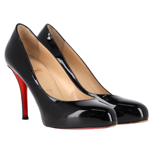 VINTAGE, UVP WIE NEU  
Treten Sie ein in eine mutige Eleganz mit den Christian Louboutin Dolly Pumps, einer gewagten Neuinterpretation des ikonischen Dolly Me Mules. Gefertigt aus glänzendem schwarzem Lackleder, verfügen diese Pumps über eine breite, mandelförmige Zehenbox und sitzen auf einem 85mm Stiletto-Absatz, der die perfekte Balance zwischen Höhe und Komfort bietet. Inspiriert von der glamourösen Dolly Parton strahlen diese Schuhe einen retro Charme mit modernem Twist aus. Wie bei allen Designs von Louboutin sind sie mit einem typischen Hauch von gewagtem Rot unter der Sohle versehen, sodass jeder Schritt, den Sie machen, ein Statement setzt.

Christian Louboutin Dolly Pumps  
Zustand: Sehr gut  
Abnutzungserscheinungen: Leichte Markierungen, leicht getragen, aber sehr gut gepflegt. Kleine Stellen an den Sohlen & Falten, leichte Abschürfungen an den Sohlen und Absätzen.  
Verpackung: Keine  
Farbe: schwarz  
Material: Leder | Lackleder  
Größe: EU | 39  
Maßangaben: Absatzhöhe: 95; Innensohlenlänge: 250  
SKU: NAPPUGBSH461962W