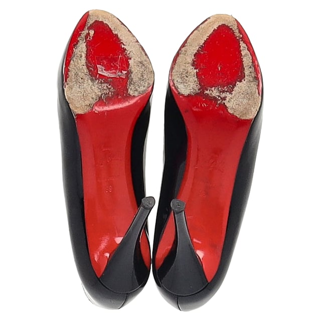 VINTAGE, UVP WIE NEU  
Treten Sie ein in eine mutige Eleganz mit den Christian Louboutin Dolly Pumps, einer gewagten Neuinterpretation des ikonischen Dolly Me Mules. Gefertigt aus glänzendem schwarzem Lackleder, verfügen diese Pumps über eine breite, mandelförmige Zehenbox und sitzen auf einem 85mm Stiletto-Absatz, der die perfekte Balance zwischen Höhe und Komfort bietet. Inspiriert von der glamourösen Dolly Parton strahlen diese Schuhe einen retro Charme mit modernem Twist aus. Wie bei allen Designs von Louboutin sind sie mit einem typischen Hauch von gewagtem Rot unter der Sohle versehen, sodass jeder Schritt, den Sie machen, ein Statement setzt.

Christian Louboutin Dolly Pumps  
Zustand: Sehr gut  
Abnutzungserscheinungen: Leichte Markierungen, leicht getragen, aber sehr gut gepflegt. Kleine Stellen an den Sohlen & Falten, leichte Abschürfungen an den Sohlen und Absätzen.  
Verpackung: Keine  
Farbe: schwarz  
Material: Leder | Lackleder  
Größe: EU | 39  
Maßangaben: Absatzhöhe: 95; Innensohlenlänge: 250  
SKU: NAPPUGBSH461962W