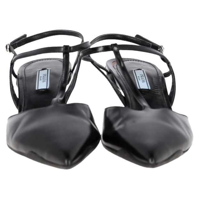 VINTAGE, UVP WIE NEU  
Erweitern Sie Ihre Schuhkollektion mit den Prada Spazzolato Pumps mit spitzem Zeh, T-Riemen und Slingback in schwarzem Leder. Diese eleganten Pumps verfügen über eine schmale, spitze Zehenpartie, ergänzt durch ein T-Riemen-Design, das zeitlose Eleganz ausstrahlt. Der 1,5-Zoll hohe Gummihoch Absatz sorgt für Komfort und bewahrt gleichzeitig eine raffinierte Silhouette, wodurch sie perfekt für den Tag und die Nacht sind.  

mit Staubbeutel  

Prada Spazzolato Pumps mit spitzem Zeh, T-Riemen und Slingback in schwarzem Leder  
Zustand: Sehr gut  
Abnutzungsspuren: Keine sichtbaren Abnutzungsspuren. Keine Markierung an der Innensohle. Leicht gebraucht, aber sehr gut gepflegt. Kleinere Markierung an den Sohlen und Knickspuren, leichte Abnutzungen an Sohlen und Absätzen.  
Verpackung: Staubbeutel  
Farbe: schwarz  
Material: Leder | Leder  
Größe: EU | 40.5  
Maße: Absatzhöhe: 70; Innensohlenlänge: 310  
SKU: NAPPUGBSH462919W