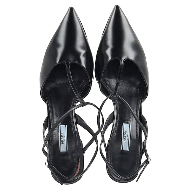 VINTAGE, UVP WIE NEU  
Erweitern Sie Ihre Schuhkollektion mit den Prada Spazzolato Pumps mit spitzem Zeh, T-Riemen und Slingback in schwarzem Leder. Diese eleganten Pumps verfügen über eine schmale, spitze Zehenpartie, ergänzt durch ein T-Riemen-Design, das zeitlose Eleganz ausstrahlt. Der 1,5-Zoll hohe Gummihoch Absatz sorgt für Komfort und bewahrt gleichzeitig eine raffinierte Silhouette, wodurch sie perfekt für den Tag und die Nacht sind.  

mit Staubbeutel  

Prada Spazzolato Pumps mit spitzem Zeh, T-Riemen und Slingback in schwarzem Leder  
Zustand: Sehr gut  
Abnutzungsspuren: Keine sichtbaren Abnutzungsspuren. Keine Markierung an der Innensohle. Leicht gebraucht, aber sehr gut gepflegt. Kleinere Markierung an den Sohlen und Knickspuren, leichte Abnutzungen an Sohlen und Absätzen.  
Verpackung: Staubbeutel  
Farbe: schwarz  
Material: Leder | Leder  
Größe: EU | 40.5  
Maße: Absatzhöhe: 70; Innensohlenlänge: 310  
SKU: NAPPUGBSH462919W