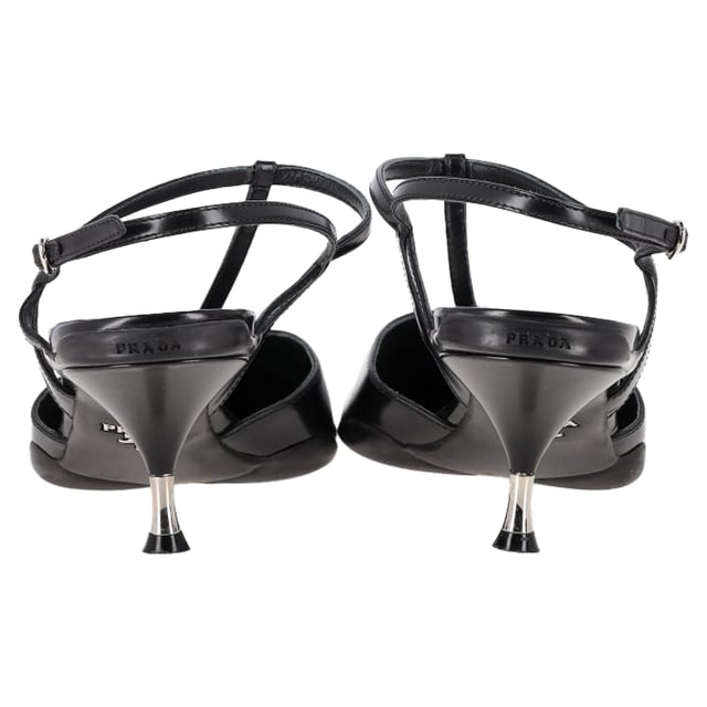 VINTAGE, UVP WIE NEU  
Erweitern Sie Ihre Schuhkollektion mit den Prada Spazzolato Pumps mit spitzem Zeh, T-Riemen und Slingback in schwarzem Leder. Diese eleganten Pumps verfügen über eine schmale, spitze Zehenpartie, ergänzt durch ein T-Riemen-Design, das zeitlose Eleganz ausstrahlt. Der 1,5-Zoll hohe Gummihoch Absatz sorgt für Komfort und bewahrt gleichzeitig eine raffinierte Silhouette, wodurch sie perfekt für den Tag und die Nacht sind.  

mit Staubbeutel  

Prada Spazzolato Pumps mit spitzem Zeh, T-Riemen und Slingback in schwarzem Leder  
Zustand: Sehr gut  
Abnutzungsspuren: Keine sichtbaren Abnutzungsspuren. Keine Markierung an der Innensohle. Leicht gebraucht, aber sehr gut gepflegt. Kleinere Markierung an den Sohlen und Knickspuren, leichte Abnutzungen an Sohlen und Absätzen.  
Verpackung: Staubbeutel  
Farbe: schwarz  
Material: Leder | Leder  
Größe: EU | 40.5  
Maße: Absatzhöhe: 70; Innensohlenlänge: 310  
SKU: NAPPUGBSH462919W