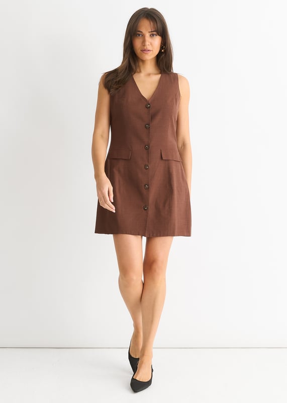 Elegante y versátil, nuestro minivestido camisero abotonado de lino en color chocolate es perfecto para cualquier ocasión. Confeccionado en lino de alta calidad, este vestido ofrece comodidad y un ajuste favorecedor. El diseño abotonado le añade un toque de sofisticación, convirtiéndolo en un imprescindible de tu armario.