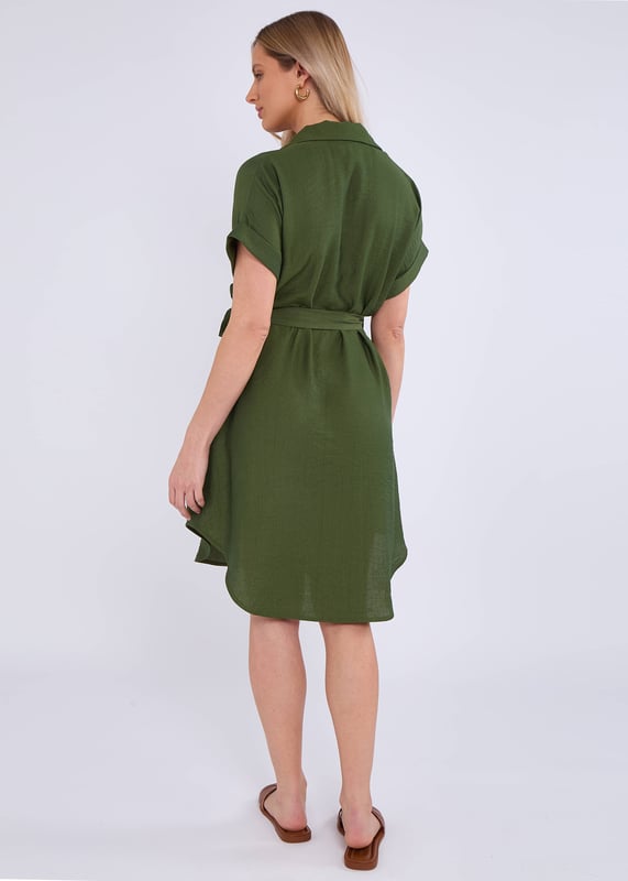 Este vestido camisero caqui, elegante y sin esfuerzo, es imprescindible para cualquier ocasión. La cintura con cinturón y el corte oversize aportan comodidad y versatilidad, mientras que el material de viscosa garantiza una sensación de ligereza y fluidez. Perfecto para combinar con cualquier prenda, este vestido multiusos realzará tu vestuario.