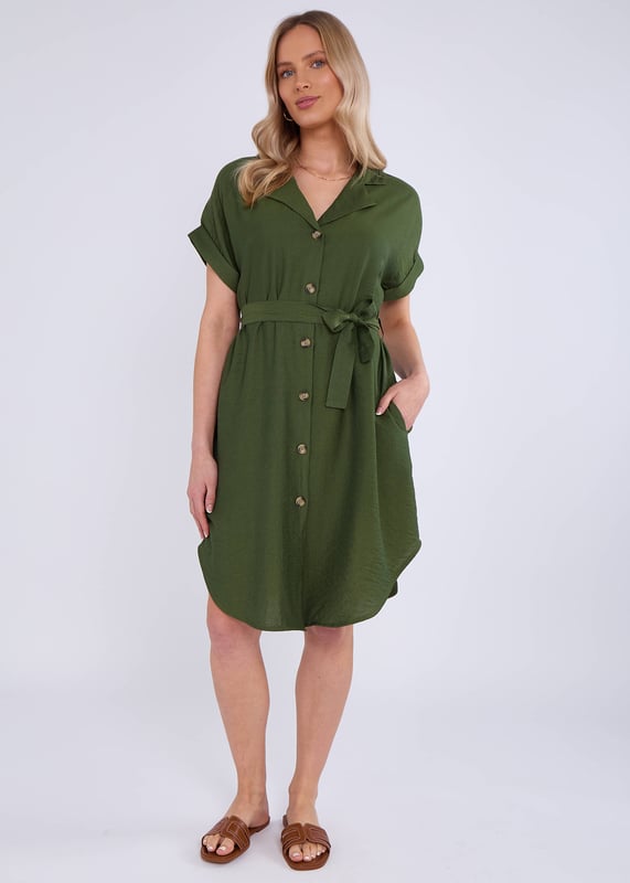 Este vestido camisero caqui, elegante y sin esfuerzo, es imprescindible para cualquier ocasión. La cintura con cinturón y el corte oversize aportan comodidad y versatilidad, mientras que el material de viscosa garantiza una sensación de ligereza y fluidez. Perfecto para combinar con cualquier prenda, este vestido multiusos realzará tu vestuario.