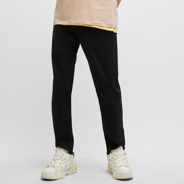 jeans in comfort stretch fabric - reactive dyed treatment - classic must-have denim - buttons & zip closure - side pockets - patch pockets on the back