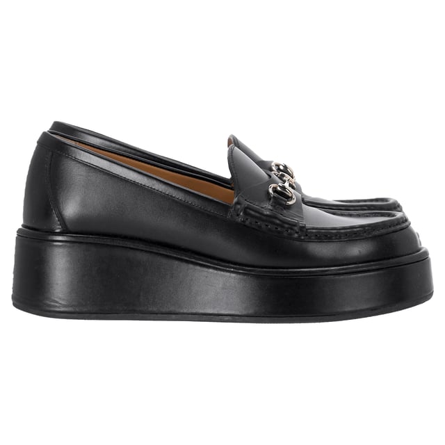 VINTAGE, RRP AS NEW
The Gucci Horsebit Wedge Loafers in Black Leather combine the iconic Horsebit detail with a sleek, modern wedge design for a sophisticated yet comfortable shoe. Crafted from high-quality black leather, they offer both durability and timeless elegance, making them a versatile addition to any wardrobe. Pair them with tailored trousers or a midi skirt to create a polished, office-ready look. For a more casual vibe, style them with cropped jeans and a crisp button-down shirt for a chic, everyday ensemble.

 Gucci Horsebit Wedge Loafers in Black Leather

Condition: Very good
Signs of wear: Include Box., No visible sign of wear. No Mark at insole., Lightly used but very well maintained. Minor mark at soles & creasing, light scuffing at the soles and heels.
Packaging: None
Color: Black
Material: Leather | leather
Size: IT | 36
Measurements: Heel height: 5; Insole length: 220
SKU: NAPPUITSH462835W