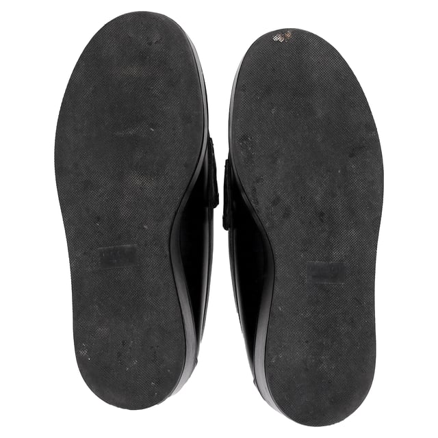 VINTAGE, RRP AS NEW
The Gucci Horsebit Wedge Loafers in Black Leather combine the iconic Horsebit detail with a sleek, modern wedge design for a sophisticated yet comfortable shoe. Crafted from high-quality black leather, they offer both durability and timeless elegance, making them a versatile addition to any wardrobe. Pair them with tailored trousers or a midi skirt to create a polished, office-ready look. For a more casual vibe, style them with cropped jeans and a crisp button-down shirt for a chic, everyday ensemble.

 Gucci Horsebit Wedge Loafers in Black Leather

Condition: Very good
Signs of wear: Include Box., No visible sign of wear. No Mark at insole., Lightly used but very well maintained. Minor mark at soles & creasing, light scuffing at the soles and heels.
Packaging: None
Color: Black
Material: Leather | leather
Size: IT | 36
Measurements: Heel height: 5; Insole length: 220
SKU: NAPPUITSH462835W