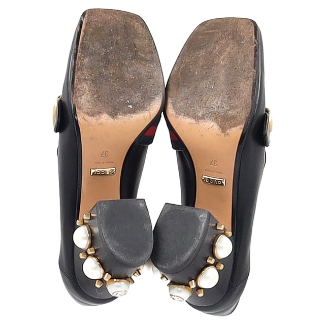 VINTAGE, RRP AS NEW
The Gucci GG Marmont Faux Pearl Detail Heeled Loafers in Black Leather combine classic elegance with a touch of modern sophistication, featuring the iconic GG logo and striking faux pearl embellishments. Crafted from premium black leather, these loafers offer a luxurious feel and a comfortable, structured fit. The small heel adds a subtle lift while maintaining all-day wearability, making them perfect for both work and casual outings. Pair them with tailored trousers and a sleek blouse for a polished, chic look that effortlessly blends style and comfort.
 
Gucci GG Marmont Faux Pearl Detail Heeled Loafers in Black Leather

Condition: Good
Signs of wear: Moderate signs of wear
Packaging: Box, Dust bag
Color: Black
Material: Leather | leather
Size: IT | 37
Measurements: Heel height: 70; Insole length: 245
SKU: NAPPUGBSH463771W