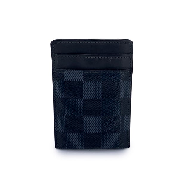 VINTAGE, REK. PRIS SOM NY
Lägg till en touch av raffinerad sofistikering till dina vardagliga nödvändigheter med denna Louis Vuitton Damier Cobalt Pince kort hållare med sedelklämma. Den är fint tillverkad av Louis Vuittons signatur Damier Cobalt-canvas i en elegant blandning av djupt blått och svart, och denna stiliga accessoar utstrålar både lyx och praktikalitet. Det ikoniska rutmönstret kombineras med genomtänkt design, som har tre kortfack på varje sida, ett mittfack och en silverklämma för säkert hållande av sedlar eller anteckningar. Insidan är präglad med graveringen 'Louis Vuitton Paris - Made in France', en bekräftelse på dess kvalitet och hantverk, samt serienumret för ytterligare verifiering. Oavsett om du har med dig kort, kontanter eller båda, så kombinerar denna kort hållare slank funktionalitet med den oföränderliga Louis Vuitton-känslan. Ursprungligen prissatt till 340 euro, är detta mångsidiga och chic stuk en perfekt tillskott till varje samling, och erbjuder en blandning av modern lyx och tidlös appel. Skick Betyg: A - UTOMORDENTLIG Skick Detaljer: Lätt begagnad. Vänligen kontrollera bilderna noggrant och fråga om du behöver veta mer detaljer eller om du har några tvivel. Mått (cm): Höjd: 10,8 Längd: 7,0 Låda?: Nej Mått: längd: 70 mm höjd: 108 mm