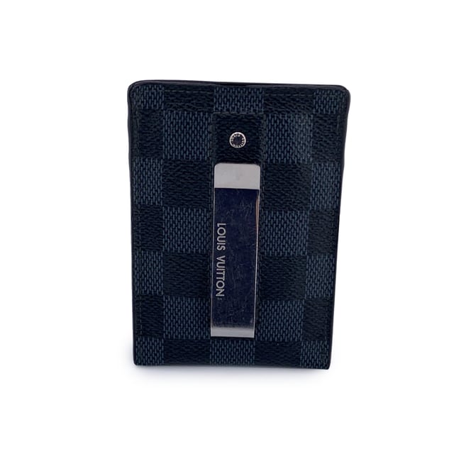 VINTAGE, REK. PRIS SOM NY
Lägg till en touch av raffinerad sofistikering till dina vardagliga nödvändigheter med denna Louis Vuitton Damier Cobalt Pince kort hållare med sedelklämma. Den är fint tillverkad av Louis Vuittons signatur Damier Cobalt-canvas i en elegant blandning av djupt blått och svart, och denna stiliga accessoar utstrålar både lyx och praktikalitet. Det ikoniska rutmönstret kombineras med genomtänkt design, som har tre kortfack på varje sida, ett mittfack och en silverklämma för säkert hållande av sedlar eller anteckningar. Insidan är präglad med graveringen 'Louis Vuitton Paris - Made in France', en bekräftelse på dess kvalitet och hantverk, samt serienumret för ytterligare verifiering. Oavsett om du har med dig kort, kontanter eller båda, så kombinerar denna kort hållare slank funktionalitet med den oföränderliga Louis Vuitton-känslan. Ursprungligen prissatt till 340 euro, är detta mångsidiga och chic stuk en perfekt tillskott till varje samling, och erbjuder en blandning av modern lyx och tidlös appel. Skick Betyg: A - UTOMORDENTLIG Skick Detaljer: Lätt begagnad. Vänligen kontrollera bilderna noggrant och fråga om du behöver veta mer detaljer eller om du har några tvivel. Mått (cm): Höjd: 10,8 Längd: 7,0 Låda?: Nej Mått: längd: 70 mm höjd: 108 mm