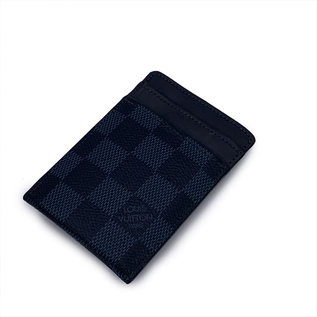 VINTAGE, REK. PRIS SOM NY
Lägg till en touch av raffinerad sofistikering till dina vardagliga nödvändigheter med denna Louis Vuitton Damier Cobalt Pince kort hållare med sedelklämma. Den är fint tillverkad av Louis Vuittons signatur Damier Cobalt-canvas i en elegant blandning av djupt blått och svart, och denna stiliga accessoar utstrålar både lyx och praktikalitet. Det ikoniska rutmönstret kombineras med genomtänkt design, som har tre kortfack på varje sida, ett mittfack och en silverklämma för säkert hållande av sedlar eller anteckningar. Insidan är präglad med graveringen 'Louis Vuitton Paris - Made in France', en bekräftelse på dess kvalitet och hantverk, samt serienumret för ytterligare verifiering. Oavsett om du har med dig kort, kontanter eller båda, så kombinerar denna kort hållare slank funktionalitet med den oföränderliga Louis Vuitton-känslan. Ursprungligen prissatt till 340 euro, är detta mångsidiga och chic stuk en perfekt tillskott till varje samling, och erbjuder en blandning av modern lyx och tidlös appel. Skick Betyg: A - UTOMORDENTLIG Skick Detaljer: Lätt begagnad. Vänligen kontrollera bilderna noggrant och fråga om du behöver veta mer detaljer eller om du har några tvivel. Mått (cm): Höjd: 10,8 Längd: 7,0 Låda?: Nej Mått: längd: 70 mm höjd: 108 mm