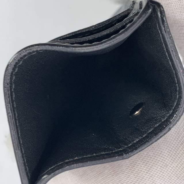 VINTAGE, REK. PRIS SOM NY
Lägg till en touch av raffinerad sofistikering till dina vardagliga nödvändigheter med denna Louis Vuitton Damier Cobalt Pince kort hållare med sedelklämma. Den är fint tillverkad av Louis Vuittons signatur Damier Cobalt-canvas i en elegant blandning av djupt blått och svart, och denna stiliga accessoar utstrålar både lyx och praktikalitet. Det ikoniska rutmönstret kombineras med genomtänkt design, som har tre kortfack på varje sida, ett mittfack och en silverklämma för säkert hållande av sedlar eller anteckningar. Insidan är präglad med graveringen 'Louis Vuitton Paris - Made in France', en bekräftelse på dess kvalitet och hantverk, samt serienumret för ytterligare verifiering. Oavsett om du har med dig kort, kontanter eller båda, så kombinerar denna kort hållare slank funktionalitet med den oföränderliga Louis Vuitton-känslan. Ursprungligen prissatt till 340 euro, är detta mångsidiga och chic stuk en perfekt tillskott till varje samling, och erbjuder en blandning av modern lyx och tidlös appel. Skick Betyg: A - UTOMORDENTLIG Skick Detaljer: Lätt begagnad. Vänligen kontrollera bilderna noggrant och fråga om du behöver veta mer detaljer eller om du har några tvivel. Mått (cm): Höjd: 10,8 Längd: 7,0 Låda?: Nej Mått: längd: 70 mm höjd: 108 mm