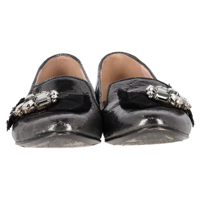 VINTAGE, UVP WIE NEU  
Die Miu Miu von Prada Jeweled Ballerinas aus metallic grauem Leder bieten eine perfekte Fusion aus Komfort und hochwertiger Mode, mit ausgefeilten, mit Edelsteinen besetzten Details für einen Hauch von Luxus. Hergestellt aus weichem metallic grauem Leder, sind diese Ballerinas vielseitig genug, um jedes Outfit zu erhöhen und gleichzeitig ganztägliche Tragbarkeit zu bieten. Kombinieren Sie sie mit einem fließenden Midikleid für einen schicken, femininen Look, oder stylen Sie sie mit maßgeschneiderten Hosen und einer Bluse für eine elegante, raffinierte Ausstrahlung. Der metallische Glanz verleiht einen zeitgemäßen Akzent und macht sie zu einem Statement-Stück, das sowohl zu legerer als auch zu abendlicher Kleidung passt.

Miu Miu von Prada Jeweled Ballerinas aus metallic grauem Leder

Zustand: Sehr gut  
Abnutzungserscheinungen: Einschließlich Box. Leichte Markierungen, Leicht gebraucht, aber sehr gut gepflegt. Kleine Abnutzungsspuren an den Sohlen & Falten, leichte Kratzer an den Sohlen und Fersen.  
Verpackung: Box  
Farbe: Grau  
Material: Leder | Leder  
Größe: IT | 41  
Maßnahmen: Innensohlenlänge: 300  
SKU: NAPPUGBSH465050W
