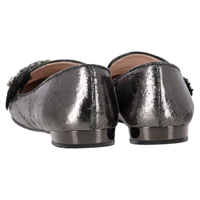 VINTAGE, UVP WIE NEU  
Die Miu Miu von Prada Jeweled Ballerinas aus metallic grauem Leder bieten eine perfekte Fusion aus Komfort und hochwertiger Mode, mit ausgefeilten, mit Edelsteinen besetzten Details für einen Hauch von Luxus. Hergestellt aus weichem metallic grauem Leder, sind diese Ballerinas vielseitig genug, um jedes Outfit zu erhöhen und gleichzeitig ganztägliche Tragbarkeit zu bieten. Kombinieren Sie sie mit einem fließenden Midikleid für einen schicken, femininen Look, oder stylen Sie sie mit maßgeschneiderten Hosen und einer Bluse für eine elegante, raffinierte Ausstrahlung. Der metallische Glanz verleiht einen zeitgemäßen Akzent und macht sie zu einem Statement-Stück, das sowohl zu legerer als auch zu abendlicher Kleidung passt.

Miu Miu von Prada Jeweled Ballerinas aus metallic grauem Leder

Zustand: Sehr gut  
Abnutzungserscheinungen: Einschließlich Box. Leichte Markierungen, Leicht gebraucht, aber sehr gut gepflegt. Kleine Abnutzungsspuren an den Sohlen & Falten, leichte Kratzer an den Sohlen und Fersen.  
Verpackung: Box  
Farbe: Grau  
Material: Leder | Leder  
Größe: IT | 41  
Maßnahmen: Innensohlenlänge: 300  
SKU: NAPPUGBSH465050W
