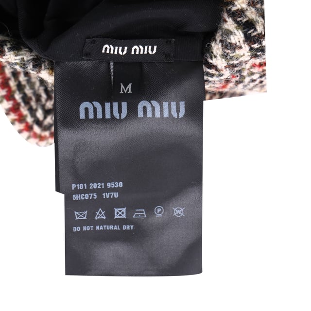 VINTAGE, UVP WIE NEU  
 Der Miu Miu Hahnentritt-Beret aus mehrfarbiger Wolle verleiht jedem Outfit einen chicen, verspielten Touch und besticht durch ein zeitloses Hahnentritt-Muster in einer lebhaften Farbkombination. Aus weicher, hochwertiger Wolle gefertigt, bietet dieser Beret sowohl Wärme als auch Stil und ist das perfekte Accessoire für kühlere Monate. Die klassische Beret-Form bringt einen Hauch von Pariser Eleganz, während das auffällige Design einen modernen Akzent setzt. Kombinieren Sie ihn mit einem gemütlichen Strickpullover und einem maßgeschneiderten Mantel für einen eleganten und zugleich modischen Look, der garantiert auffällt.

Miu Miu Hahnentritt-Beret aus mehrfarbiger Wolle

Zustand: Ausgezeichnet  
Gebrauchsspuren: Keine Gebrauchsspuren.  
Verpackung: Keine  
Farbe: Mehrfarbig  
Material: Wolle  
Größe: Einheitsgröße  
Maße: Höhe: 130; Länge: 700  
SKU: NAPPUDEAC462760W