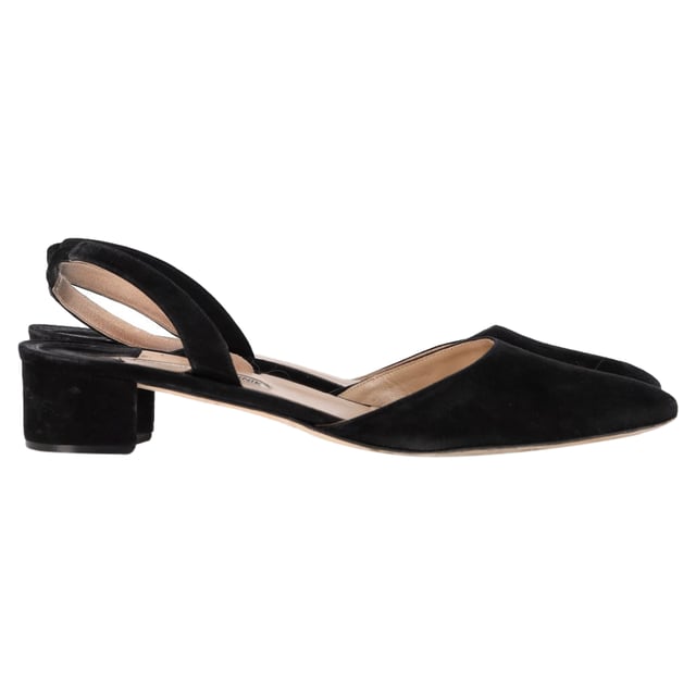VINTAGE, RRP AS NEW
Elevate your everyday style with the Aspro block-heel slingback pumps from Manolo Blahnik. Crafted in Italy from luxurious black suede, these pumps are the epitome of chic and timeless design. The round toes and 30mm block heels offer both elegance and comfort, while the elasticated slingback straps ensure a flexible, secure fit. Perfect for everything from afternoon meetings to evening dinners, these pumps seamlessly transition from day to night.


with Box, Dust bag

Manolo Blahnik Aspro Block-Heel Slingback Pumps In Black Suede
Condition: Very good
Signs of wear: Include Box., Minor markings, Lightly used but very well maintained. Minor mark at soles & creasing, light scuffing at the soles and heels.
Packaging: Box, Dust bag
Color: black
Material: Suede | suede
Size: EU | 40
Measurements: Heel height: 40; Insole length: 280
SKU: NAPPUGBSH461948W