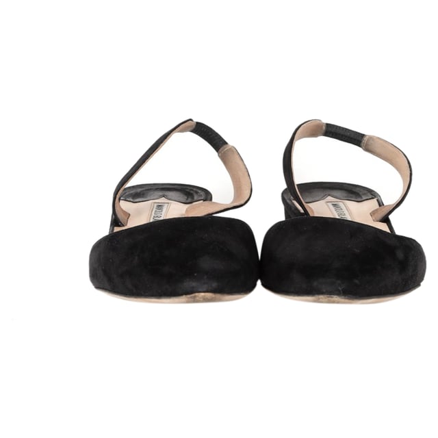 VINTAGE, RRP AS NEW
Elevate your everyday style with the Aspro block-heel slingback pumps from Manolo Blahnik. Crafted in Italy from luxurious black suede, these pumps are the epitome of chic and timeless design. The round toes and 30mm block heels offer both elegance and comfort, while the elasticated slingback straps ensure a flexible, secure fit. Perfect for everything from afternoon meetings to evening dinners, these pumps seamlessly transition from day to night.


with Box, Dust bag

Manolo Blahnik Aspro Block-Heel Slingback Pumps In Black Suede
Condition: Very good
Signs of wear: Include Box., Minor markings, Lightly used but very well maintained. Minor mark at soles & creasing, light scuffing at the soles and heels.
Packaging: Box, Dust bag
Color: black
Material: Suede | suede
Size: EU | 40
Measurements: Heel height: 40; Insole length: 280
SKU: NAPPUGBSH461948W