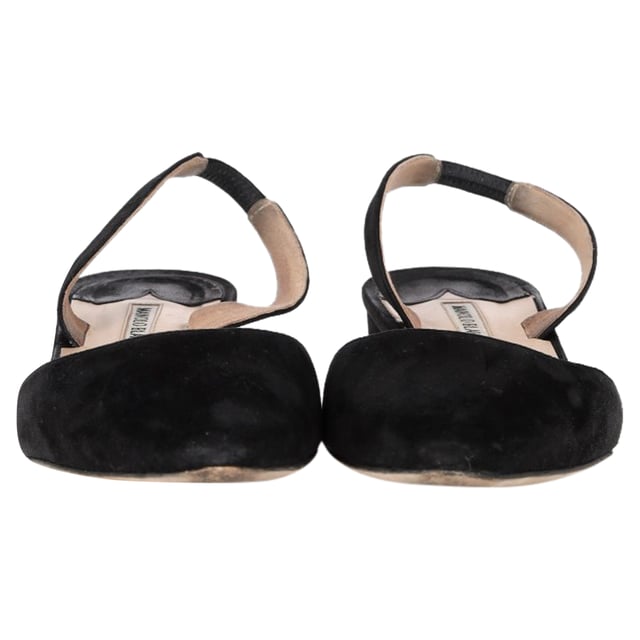 VINTAGE, RRP AS NEW
Elevate your everyday style with the Aspro block-heel slingback pumps from Manolo Blahnik. Crafted in Italy from luxurious black suede, these pumps are the epitome of chic and timeless design. The round toes and 30mm block heels offer both elegance and comfort, while the elasticated slingback straps ensure a flexible, secure fit. Perfect for everything from afternoon meetings to evening dinners, these pumps seamlessly transition from day to night.


with Box, Dust bag

Manolo Blahnik Aspro Block-Heel Slingback Pumps In Black Suede
Condition: Very good
Signs of wear: Include Box., Minor markings, Lightly used but very well maintained. Minor mark at soles & creasing, light scuffing at the soles and heels.
Packaging: Box, Dust bag
Color: black
Material: Suede | suede
Size: EU | 40
Measurements: Heel height: 40; Insole length: 280
SKU: NAPPUGBSH461948W