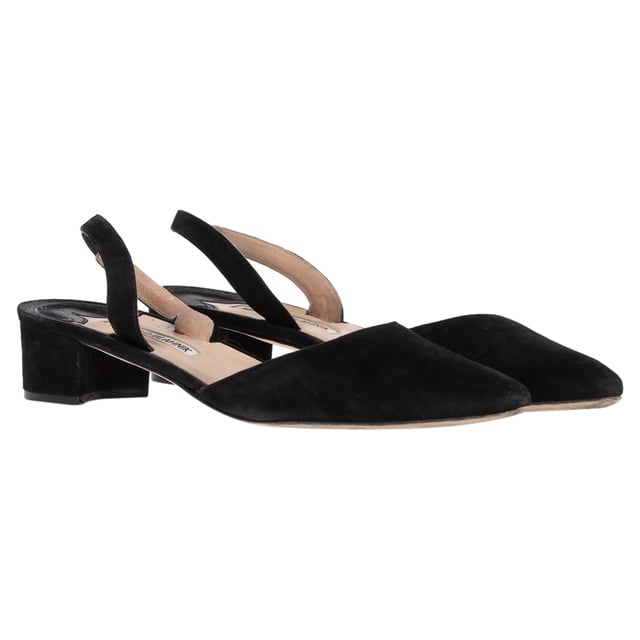 VINTAGE, RRP AS NEW
Elevate your everyday style with the Aspro block-heel slingback pumps from Manolo Blahnik. Crafted in Italy from luxurious black suede, these pumps are the epitome of chic and timeless design. The round toes and 30mm block heels offer both elegance and comfort, while the elasticated slingback straps ensure a flexible, secure fit. Perfect for everything from afternoon meetings to evening dinners, these pumps seamlessly transition from day to night.


with Box, Dust bag

Manolo Blahnik Aspro Block-Heel Slingback Pumps In Black Suede
Condition: Very good
Signs of wear: Include Box., Minor markings, Lightly used but very well maintained. Minor mark at soles & creasing, light scuffing at the soles and heels.
Packaging: Box, Dust bag
Color: black
Material: Suede | suede
Size: EU | 40
Measurements: Heel height: 40; Insole length: 280
SKU: NAPPUGBSH461948W