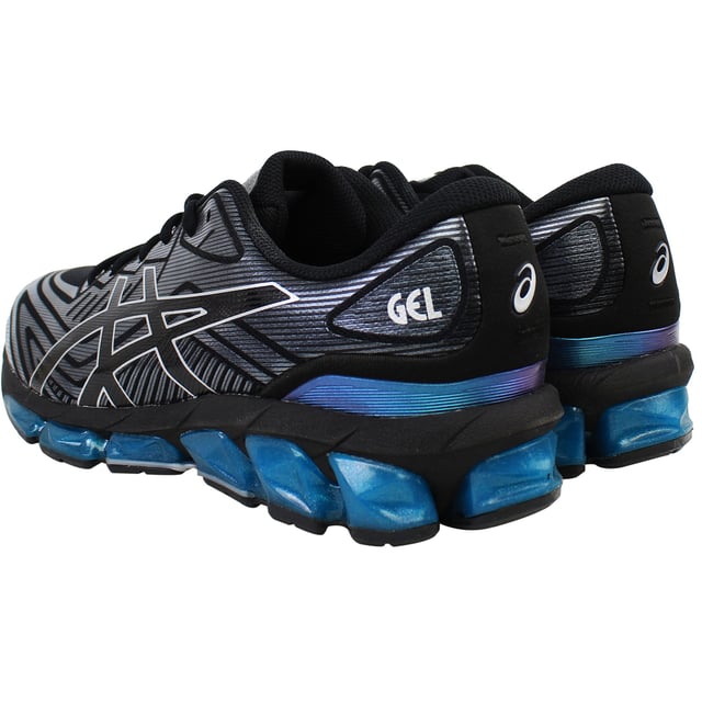 Erleben Sie Performance auf höchstem Niveau mit den Asics Gel-Quantum 360 VII Herren-Laufschuhen. Diese Schuhe wurden für Läufer entwickelt, die herausragende Dämpfung und reaktionsschnellen Halt schätzen. Die charakteristische 360° GEL-Technologie von Asics absorbiert Stöße aus jedem Winkel. Ob beim Training auf der Laufbahn oder auf der Straße – der Gel-Quantum 360 VII bietet ein geschmeidiges, komfortables Laufgefühl, das die Belastung minimiert und die Energierückgabe maximiert. Wichtige Merkmale: 360° GEL-Dämpfung: Das fortschrittliche Dämpfungssystem absorbiert Stöße bei jedem Schritt, reduziert Ermüdungserscheinungen und schützt Ihre Gelenke. Reaktionsschnelle Zwischensohle: Entwickelt für exzellente Energierückgabe und einen fließenden Übergang vom Fersenauftritt bis zum Zehenabdruck. Obermaterial aus technischem Mesh: Bietet hervorragende Atmungsaktivität und eine sichere, anpassungsfähige Passform, damit Ihre Füße auch bei langen Läufen kühl und komfortabel bleiben. Strapazierfähige Außensohle: Die abriebfeste Gummi-Außensohle bietet zuverlässigen Halt auf unterschiedlichen Oberflächen und verbessert so Stabilität und Strapazierfähigkeit. Moderne Ästhetik: Ein schlankes, modernes Design, das Hochleistungstechnologie mit einem stylischen Look verbindet – perfekt für Training und Freizeit. Verbessern Sie Ihr Lauferlebnis mit den Asics Gel-Quantum 360 VII Herren-Laufschuhen – hier trifft Innovation auf Komfort und Stil bei jedem Schritt.