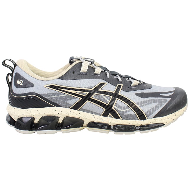 Erleben Sie unvergleichlichen Komfort und Halt mit den Asics Gel-Nimbus 25 Damen-Laufschuhen. Diese für Langstreckenläuferinnen entwickelten Schuhe verfügen über eine fortschrittliche Dämpfungstechnologie, die Stöße absorbiert und Ermüdungserscheinungen reduziert – für ein ruhiges, stabiles Laufgefühl, Kilometer für Kilometer. Das leichte, atmungsaktive Obermaterial und die adaptive Passform sorgen dafür, dass Ihre Füße kühl, sicher und bereit für jede Herausforderung bleiben, während die strapazierfähige Außensohle zuverlässigen Halt auf unterschiedlichen Oberflächen gewährleistet. Wichtige Merkmale: Verbesserte GEL-Dämpfung: Die fortschrittliche GEL-Technologie in Ferse und Vorfuß sorgt für außergewöhnliche Stoßdämpfung, reduziert die Belastung Ihrer Gelenke und erhöht den Gesamtkomfort. Reaktionsfreudige Zwischensohle: Die leichte, reaktionsfreudige Zwischensohle ermöglicht einen sanften Übergang vom Fersenauftritt zum Zehenabdruck und sorgt für eine hervorragende Energierückgabe, die Ihr Tempo unterstützt. Atmungsaktives Obermaterial: Das Obermaterial aus leistungsstarkem Mesh fördert eine optimale Luftzirkulation und hält Ihre Füße auch bei intensiven Läufen kühl und trocken. Adaptive Passform: Ein sicheres Schnürsystem sorgt für eine individuelle, bequeme Passform, die sich Ihrem Fuß anpasst und so für mehr Stabilität und weniger Rutschen sorgt. Strapazierfähige Außensohle: Die aus robustem Gummi gefertigte Außensohle bietet zuverlässigen Halt und Langlebigkeit auf unterschiedlichsten Oberflächen und sorgt so für konstante Leistung. Moderne Ästhetik: Das schlanke Design gepaart mit einer vielseitigen Farbpalette macht diese Schuhe stilvoll genug für Training und Freizeit. Steigern Sie Ihr Lauferlebnis mit den Asics Gel-Nimbus 25 Damen-Laufschuhen – modernste Dämpfung trifft auf überlegenes Design für Spitzenleistung bei jedem Schritt.