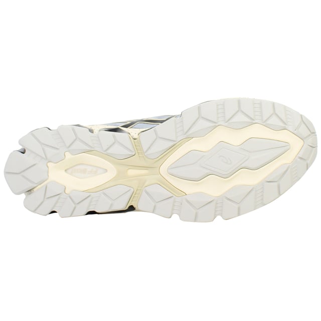 Erleben Sie unvergleichlichen Komfort und Halt mit den Asics Gel-Nimbus 25 Damen-Laufschuhen. Diese für Langstreckenläuferinnen entwickelten Schuhe verfügen über eine fortschrittliche Dämpfungstechnologie, die Stöße absorbiert und Ermüdungserscheinungen reduziert – für ein ruhiges, stabiles Laufgefühl, Kilometer für Kilometer. Das leichte, atmungsaktive Obermaterial und die adaptive Passform sorgen dafür, dass Ihre Füße kühl, sicher und bereit für jede Herausforderung bleiben, während die strapazierfähige Außensohle zuverlässigen Halt auf unterschiedlichen Oberflächen gewährleistet. Wichtige Merkmale: Verbesserte GEL-Dämpfung: Die fortschrittliche GEL-Technologie in Ferse und Vorfuß sorgt für außergewöhnliche Stoßdämpfung, reduziert die Belastung Ihrer Gelenke und erhöht den Gesamtkomfort. Reaktionsfreudige Zwischensohle: Die leichte, reaktionsfreudige Zwischensohle ermöglicht einen sanften Übergang vom Fersenauftritt zum Zehenabdruck und sorgt für eine hervorragende Energierückgabe, die Ihr Tempo unterstützt. Atmungsaktives Obermaterial: Das Obermaterial aus leistungsstarkem Mesh fördert eine optimale Luftzirkulation und hält Ihre Füße auch bei intensiven Läufen kühl und trocken. Adaptive Passform: Ein sicheres Schnürsystem sorgt für eine individuelle, bequeme Passform, die sich Ihrem Fuß anpasst und so für mehr Stabilität und weniger Rutschen sorgt. Strapazierfähige Außensohle: Die aus robustem Gummi gefertigte Außensohle bietet zuverlässigen Halt und Langlebigkeit auf unterschiedlichsten Oberflächen und sorgt so für konstante Leistung. Moderne Ästhetik: Das schlanke Design gepaart mit einer vielseitigen Farbpalette macht diese Schuhe stilvoll genug für Training und Freizeit. Steigern Sie Ihr Lauferlebnis mit den Asics Gel-Nimbus 25 Damen-Laufschuhen – modernste Dämpfung trifft auf überlegenes Design für Spitzenleistung bei jedem Schritt.