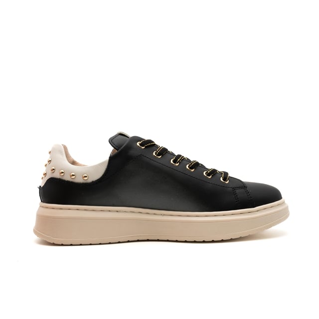 Sneakers Nerogiardini Porto Nero Porto Osso Tr Varena Stan Beige Farbe: Schwarz 100 Obermaterial: Leder Innenausstattung: Leder Sohle: Gummi Verschluss: Schnürsenkel Details Goldene Nieten an der Ferse, Markenlogo auf der Zunge Passform: Normal Anlass: Freizeit