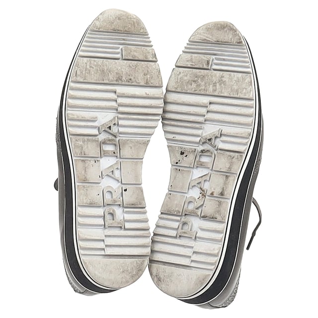 Vintage, Neupreis wie neu  
Bereiten Sie sich darauf vor, Blicke auf sich zu ziehen mit den Prada Metallic Brogue Platform Low Top Sneakers aus silbernem Leder. Diese Sneakers vereinen nahtlos High Fashion und Alltagskomfort. Hergestellt aus luxuriösem metallic Leder, verfügen sie über klassische Wingtip-Brogue-Details und elegante Schnürverschlüsse, die für einen raffinierten, aber lässigen Look sorgen. Die Plattformsohle bietet zusätzliche Höhe und eine einzigartige Note, während die bequemen Einlegesohlen für einen gepolsterten Tragekomfort den ganzen Tag über sorgen. Kombinieren Sie diese Sneakers mit einem plissierten Midirock und einem Blazer für eine unerwartete Mischung aus formell und lässig oder setzen Sie auf einen monochromen Look mit einer silberfarbenen Jacke und maßgeschneiderten Hosen, um das metallische Thema durchgehend zu gestalten.

mit Staubbeutel

Prada Metallic Brogue Platform Low Top Sneakers aus silbernem Leder  
Zustand: Sehr gut  
Tragespuren: Leicht gebraucht, aber sehr gut gepflegt. Kleine Makel an den Sohlen & Faltenbildung, leichte Abnutzung an den Sohlen und Absätzen. Keine sichtbaren Abnutzungsspuren. Kein Makel an der Einlegesohle.  
Verpackung: Staubbeutel  
Farbe: Silber  
Material: Leder | Leder  
Größe: EU | 40,5  
Maße: Absatzhöhe: 50; Einlegesohlenlänge: 290  
SKU: NAPPUGBSH462916W