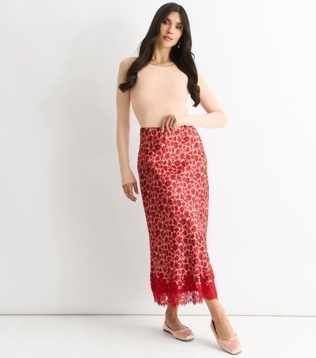Añade un toque de elegancia a tu atuendo de ocasión con nuestra falda midi con ribete de encaje floral rojo y corte al bies. El delicado ribete de encaje añade un toque femenino al diseño floral rojo, mientras que el corte al bies proporciona una silueta favorecedora. Perfecta para cualquier evento especial.