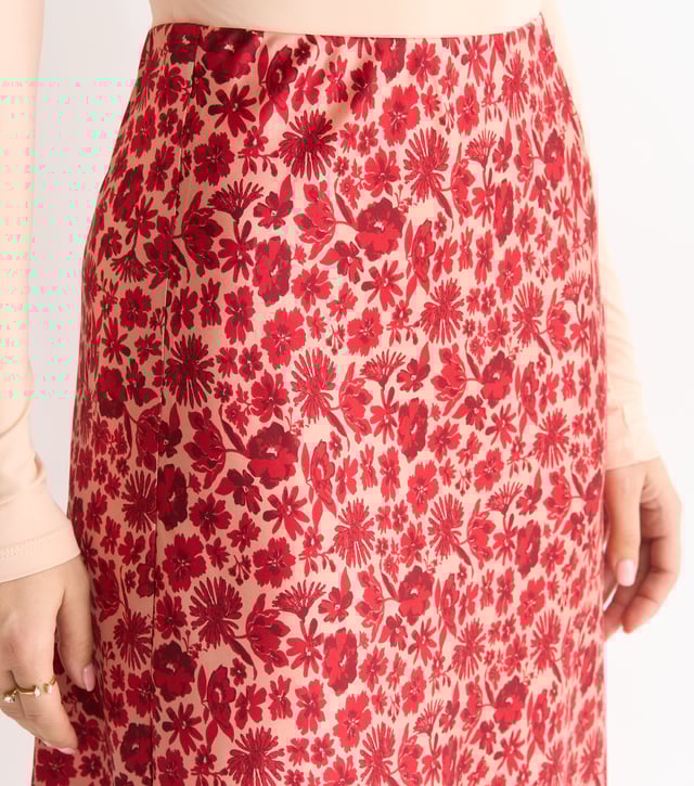 Añade un toque de elegancia a tu atuendo de ocasión con nuestra falda midi con ribete de encaje floral rojo y corte al bies. El delicado ribete de encaje añade un toque femenino al diseño floral rojo, mientras que el corte al bies proporciona una silueta favorecedora. Perfecta para cualquier evento especial.