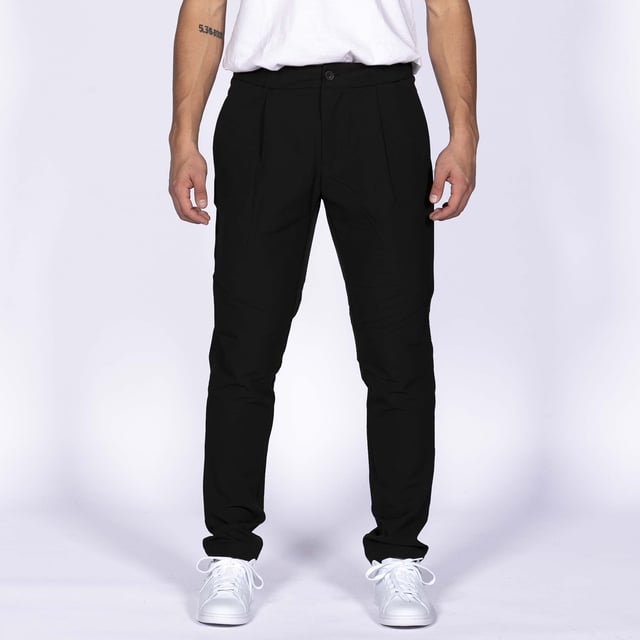 Specificaties: Verstelbare broek met trekkoord aan de binnenkant, zijzakken, gesloten achterzak, Replay-logo aangebracht op de rug en klassieke knoopsluiting Pasvorm: normaal Het model draagt maat: 30 Lengte model: 180 cm