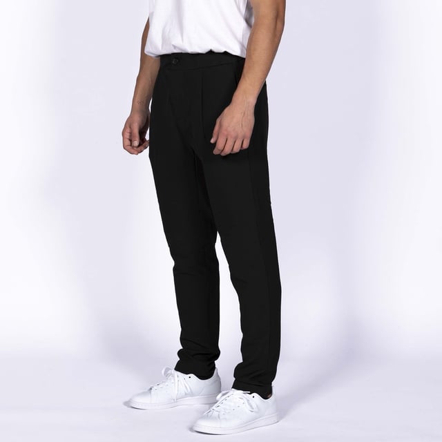 Specificaties: Verstelbare broek met trekkoord aan de binnenkant, zijzakken, gesloten achterzak, Replay-logo aangebracht op de rug en klassieke knoopsluiting Pasvorm: normaal Het model draagt maat: 30 Lengte model: 180 cm