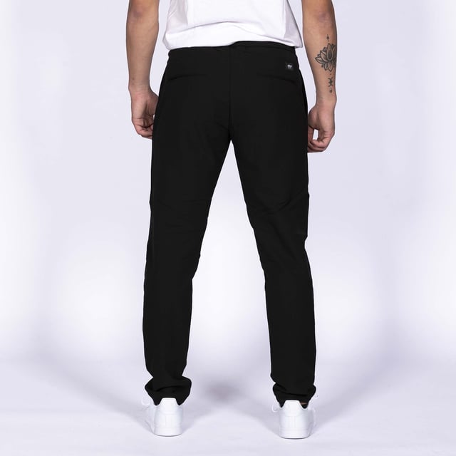 Specificaties: Verstelbare broek met trekkoord aan de binnenkant, zijzakken, gesloten achterzak, Replay-logo aangebracht op de rug en klassieke knoopsluiting Pasvorm: normaal Het model draagt maat: 30 Lengte model: 180 cm
